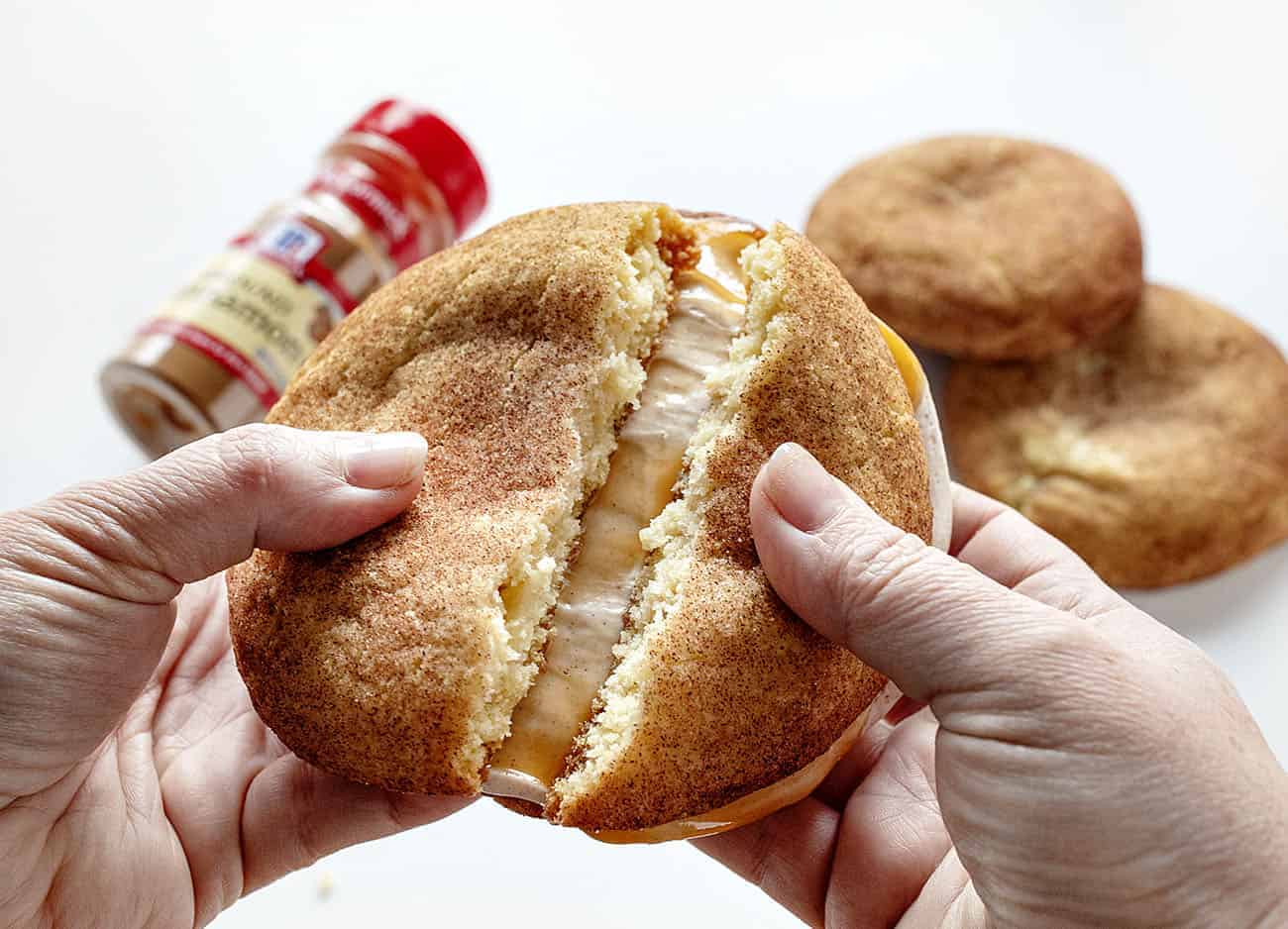 撕裂Snickerdoodle三明治饼干在两个gydF4y2Ba