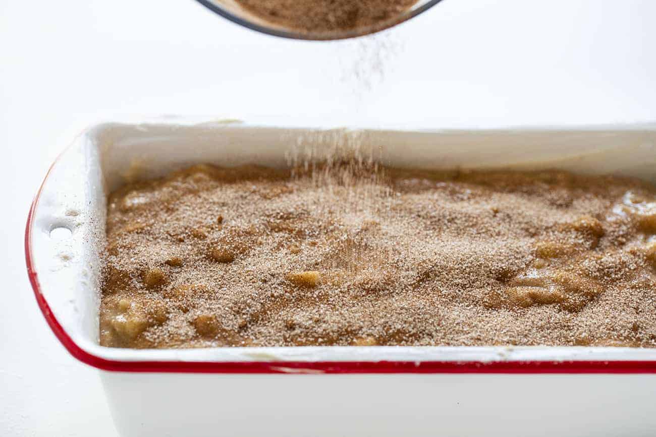 在肉桂糖香蕉面包上撒上肉桂和糖