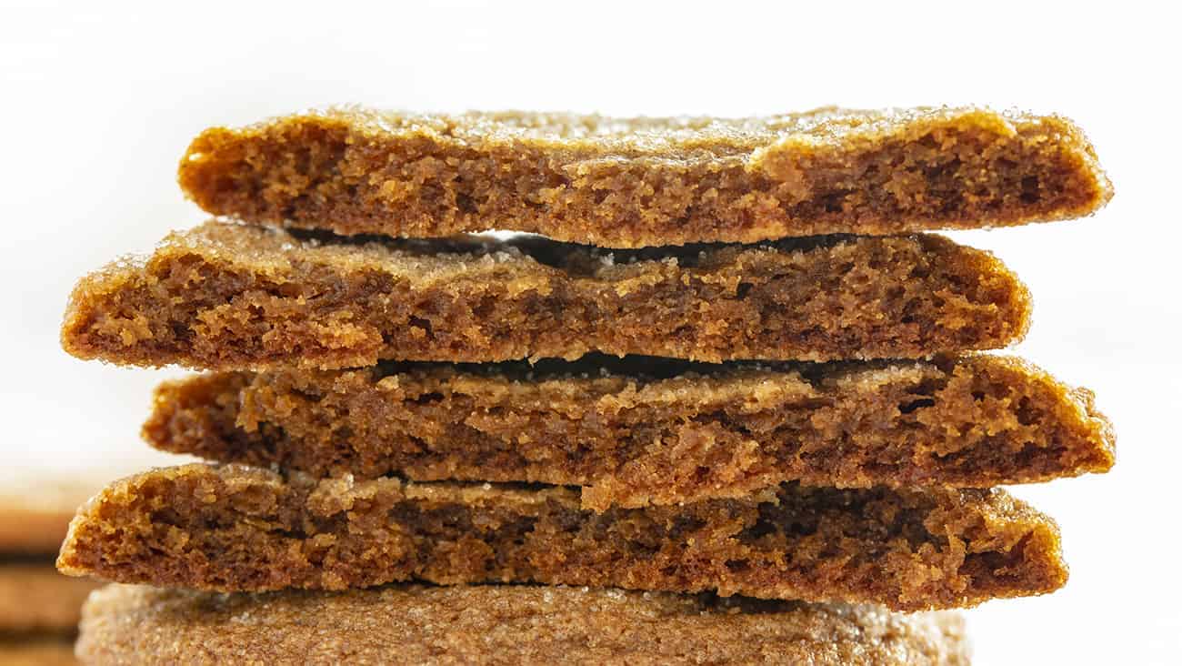 软生姜饼干堆叠和破碎