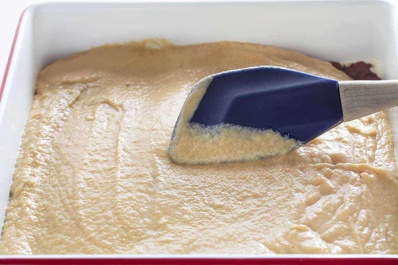 把花生酱均匀混合巧克力蛋糕