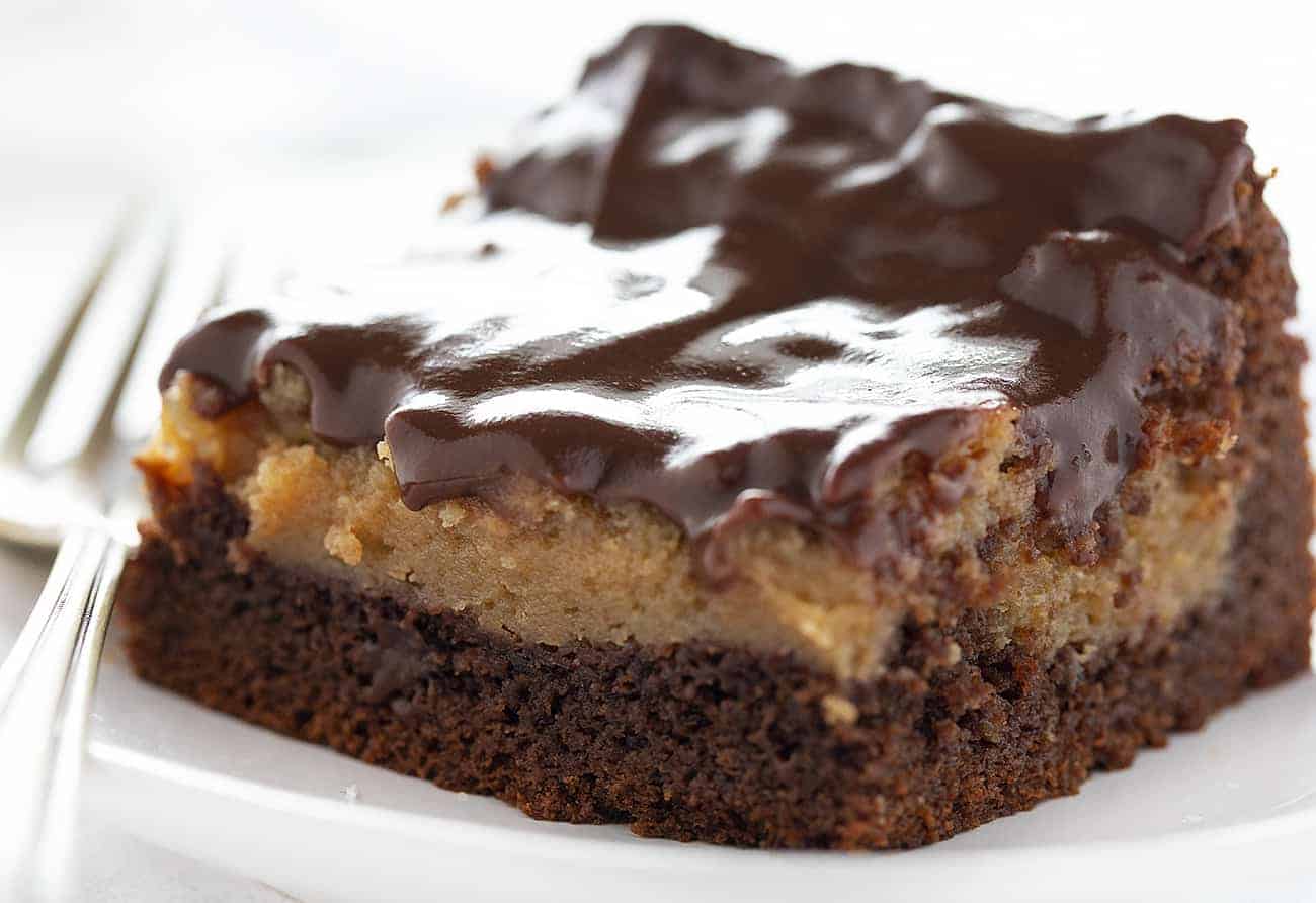 块巧克力花生酱Ooey感伤的蛋糕在白色与叉板