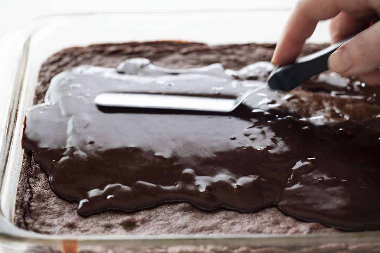 把巧克力酱撒在布朗尼上做彩虹巧克力gydF4y2Ba