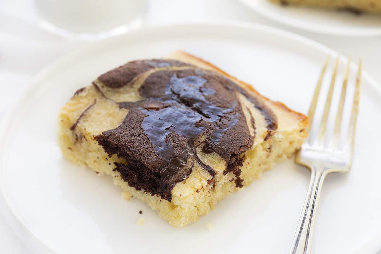 大理石蛋糕加巧克力酱漩涡在白色盘子上