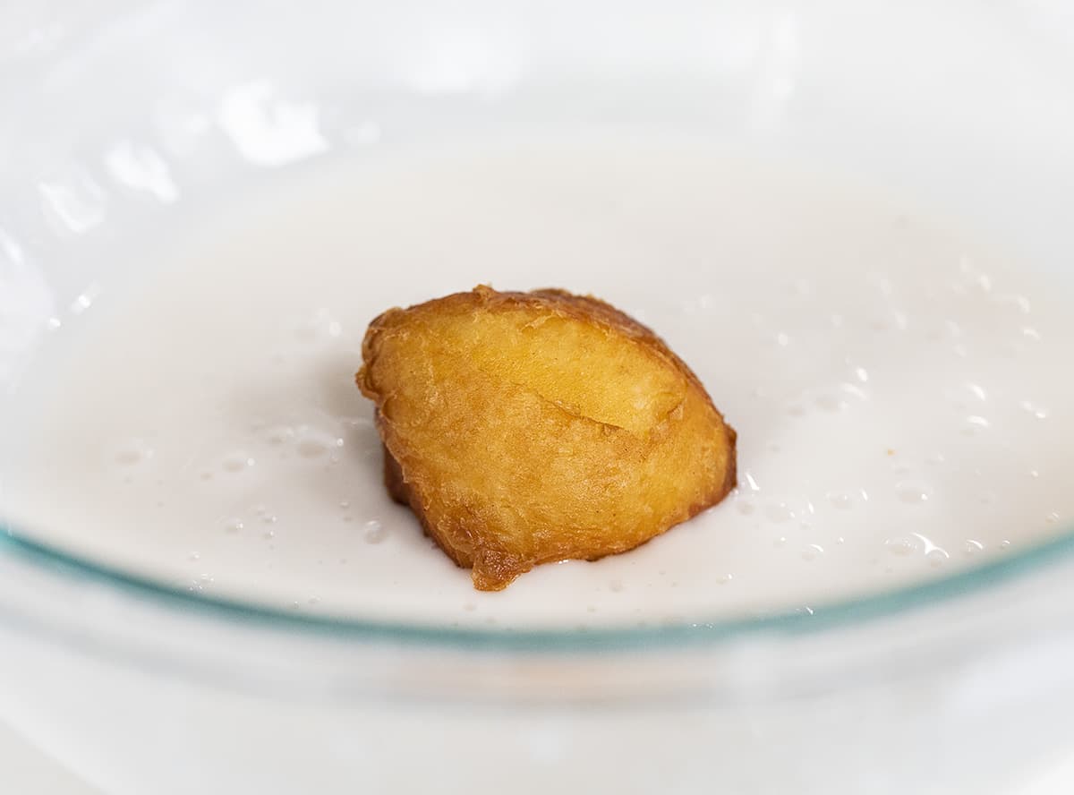 把油炸甜甜圈滴在釉里