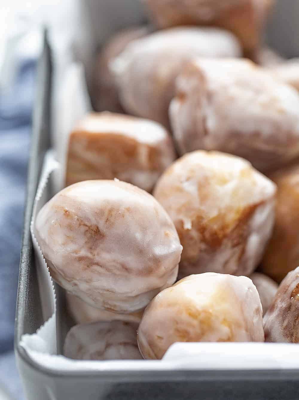 一盘釉面迷你甜甜圈