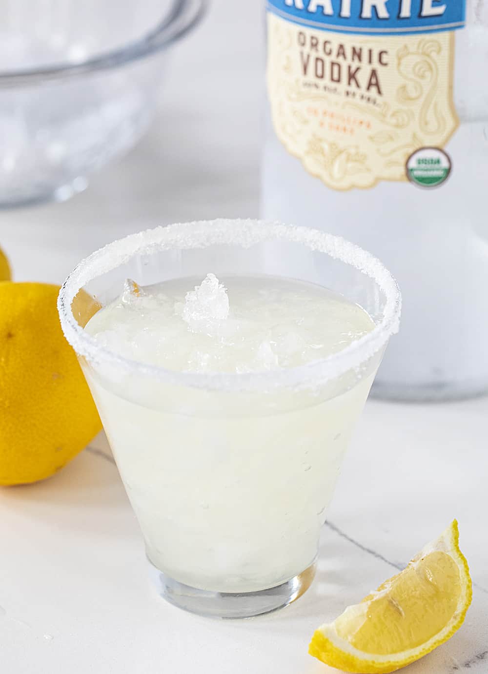 柠檬滴马提尼在马提尼杯后面加伏特加