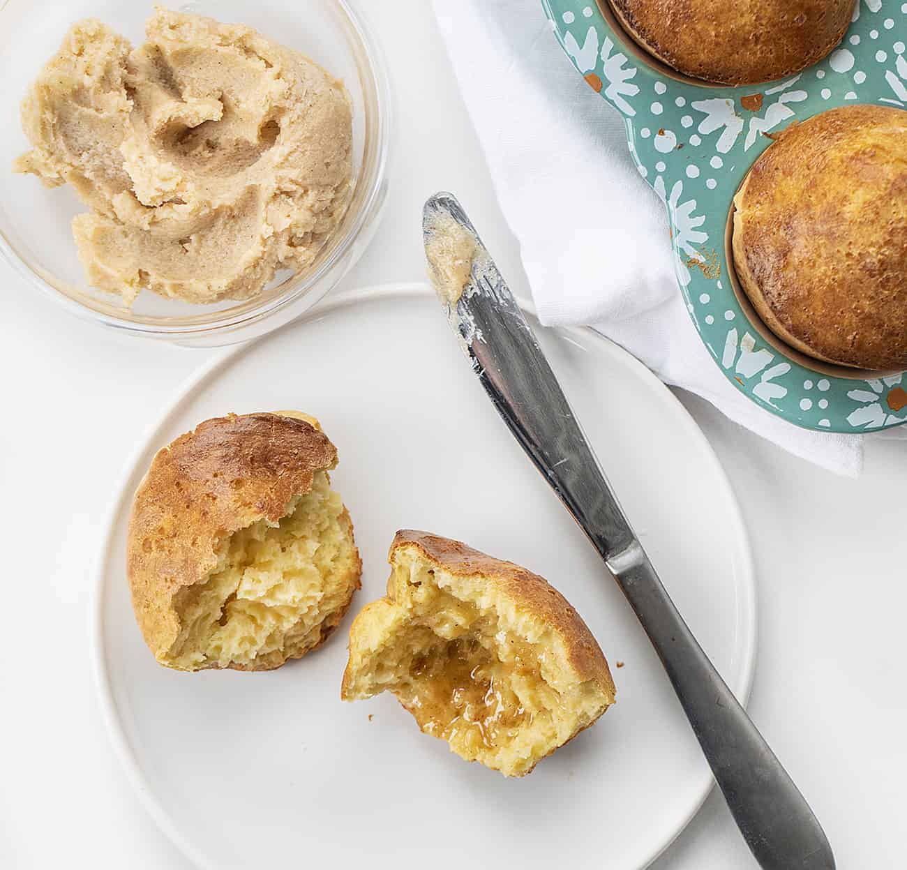 半份酸面团弹饼加肉桂黄油和一盘弹饼在后面