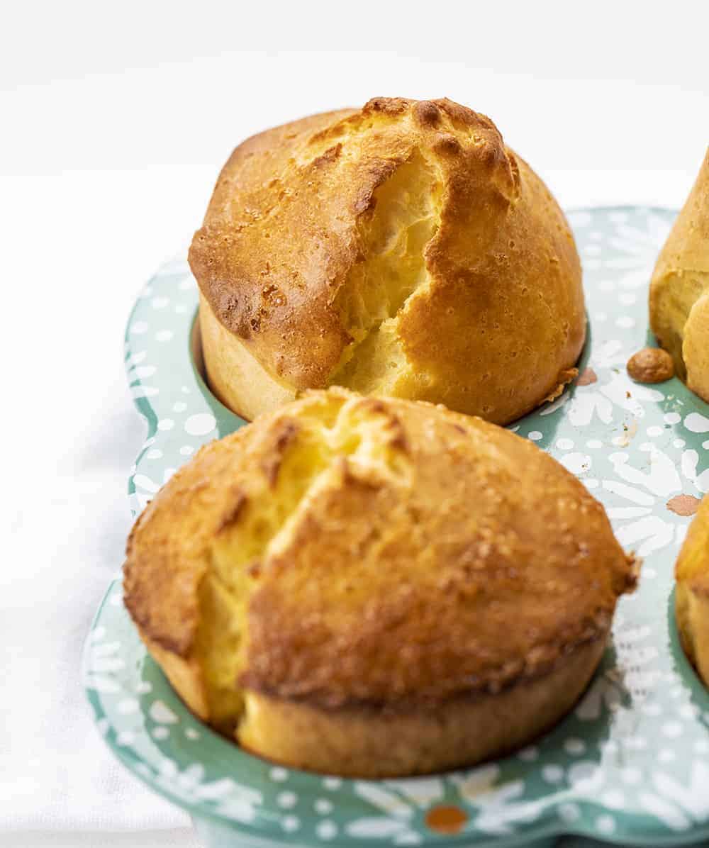 从绿松石平底锅里冒出来的酸面包泡饼