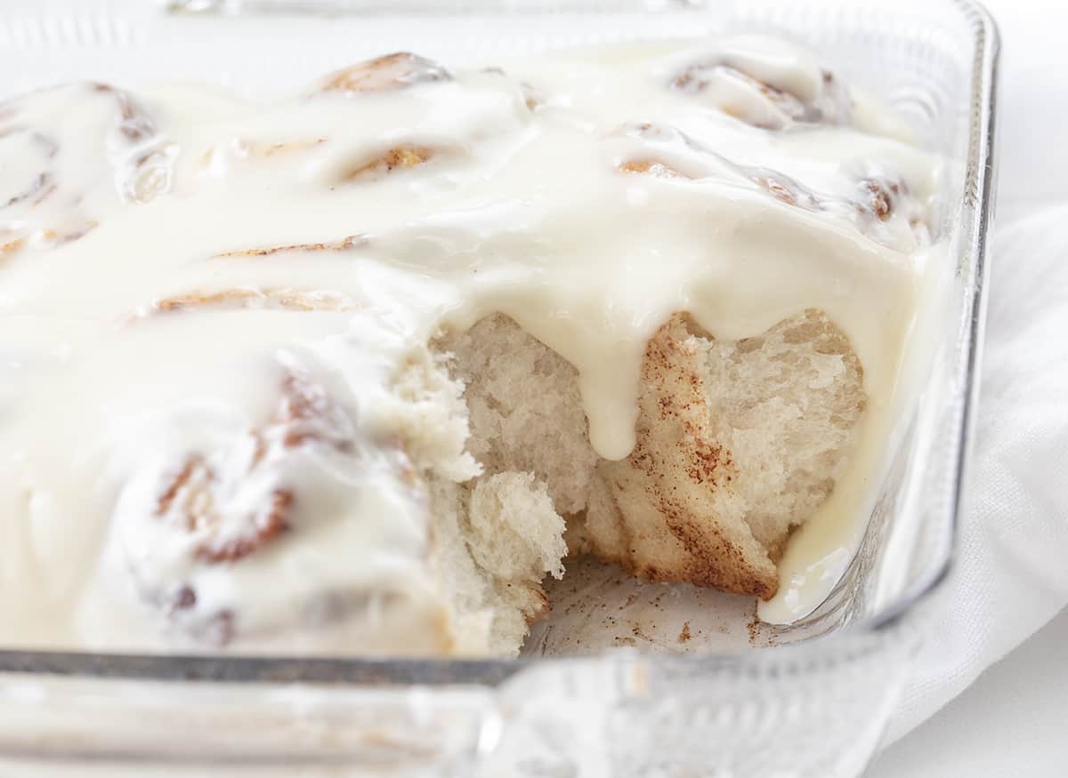 锅一个失踪的酵母肉桂卷