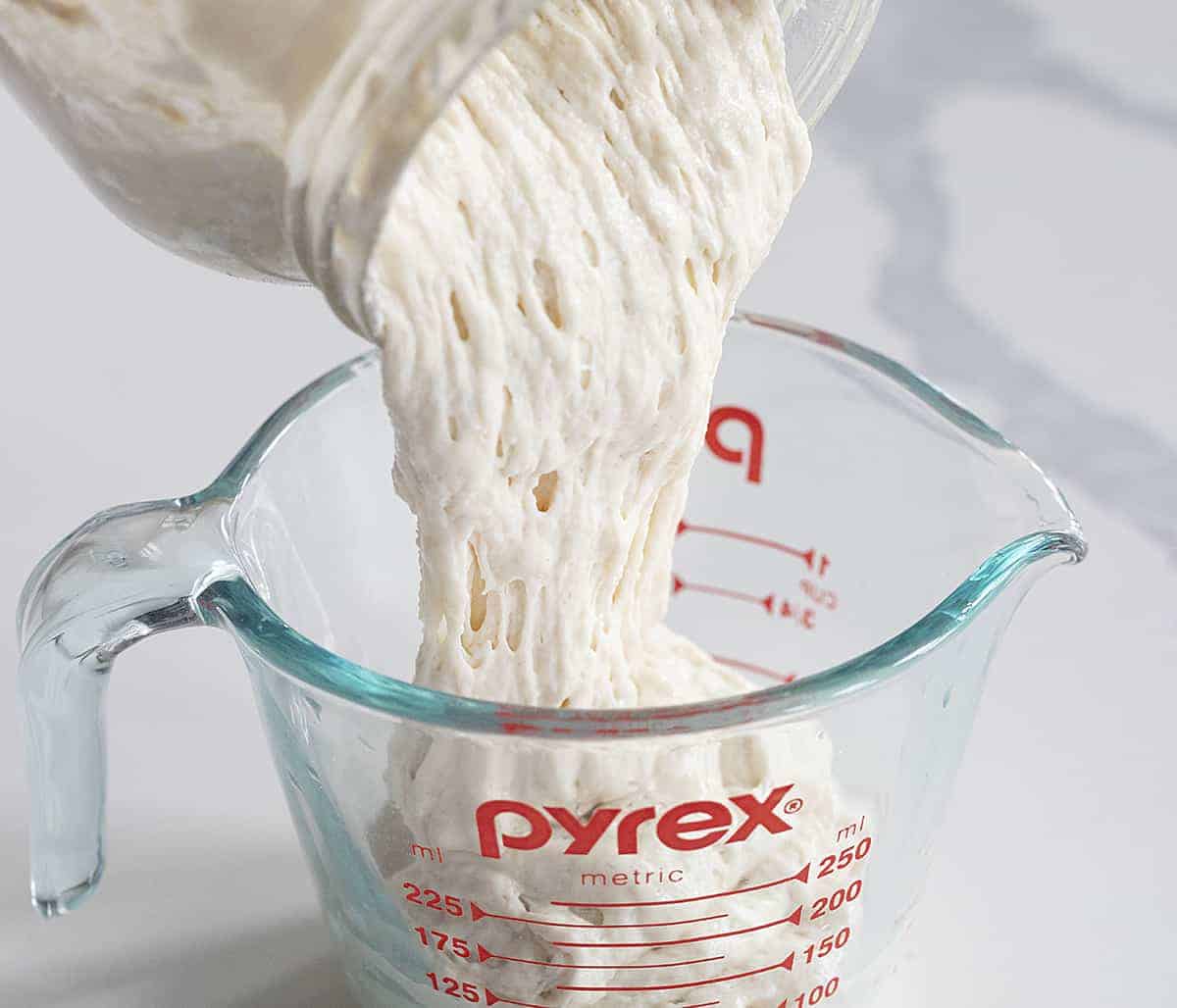 开始向量杯中加入酵母布朗尼