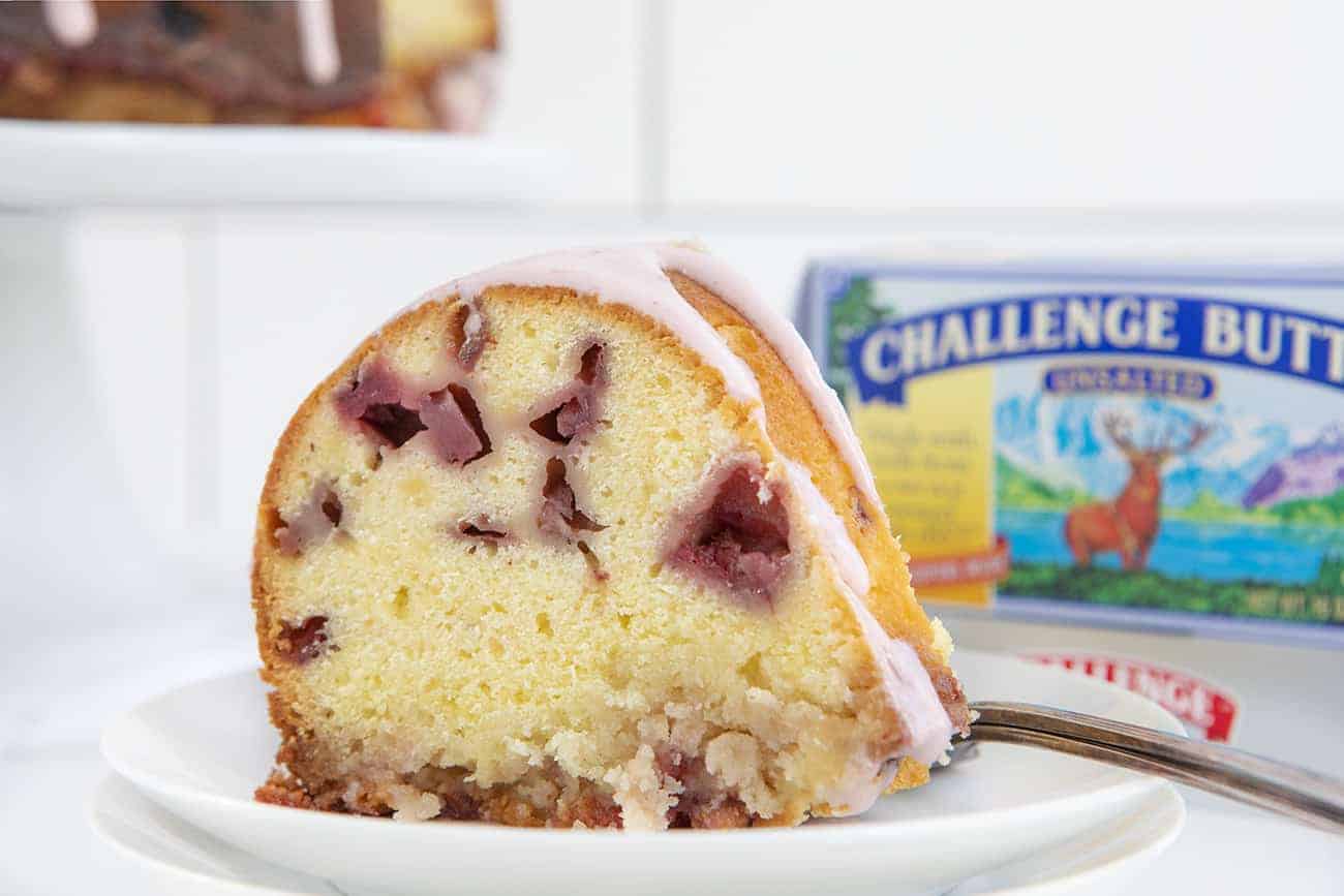 一块草莓奶油芝士蛋糕，切在白色盘子上gydF4y2Ba