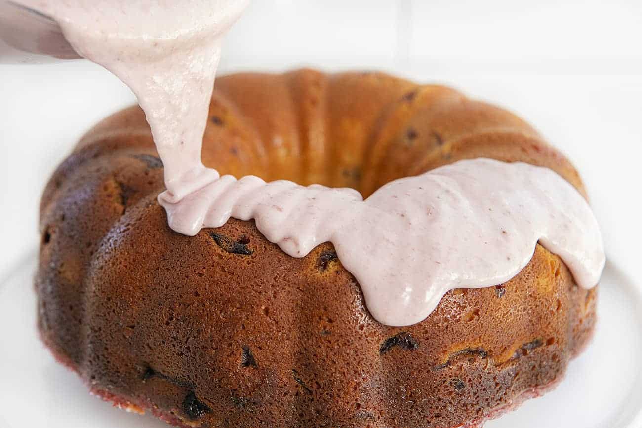 草莓酱倒在草莓奶油奶酪磅蛋糕上gydF4y2Ba