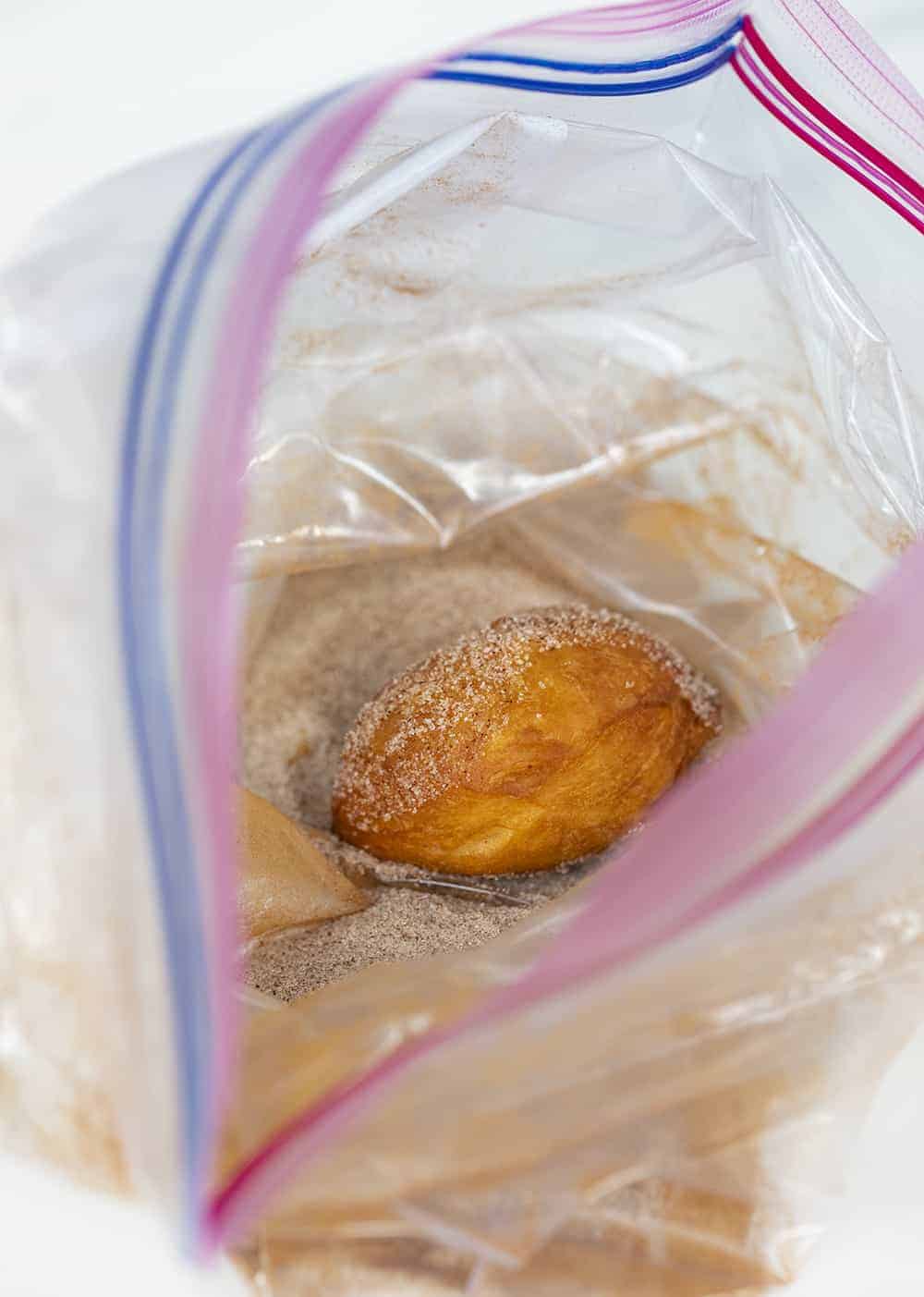 甜甜圈在袋肉桂糖
