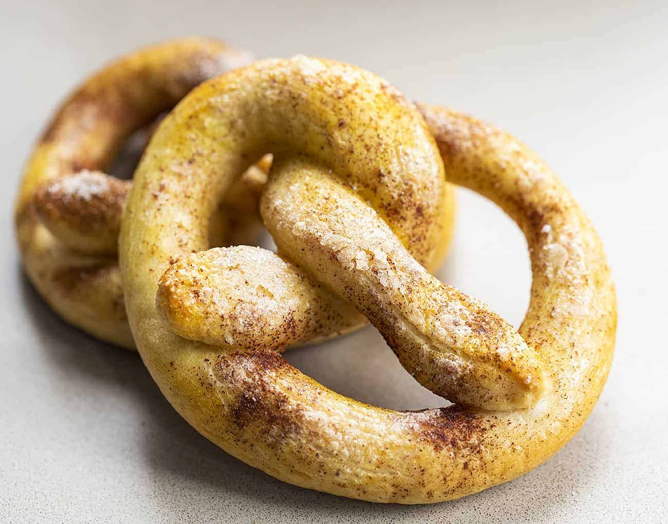 肉桂糖酵母椒盐卷饼堆叠在柜台上