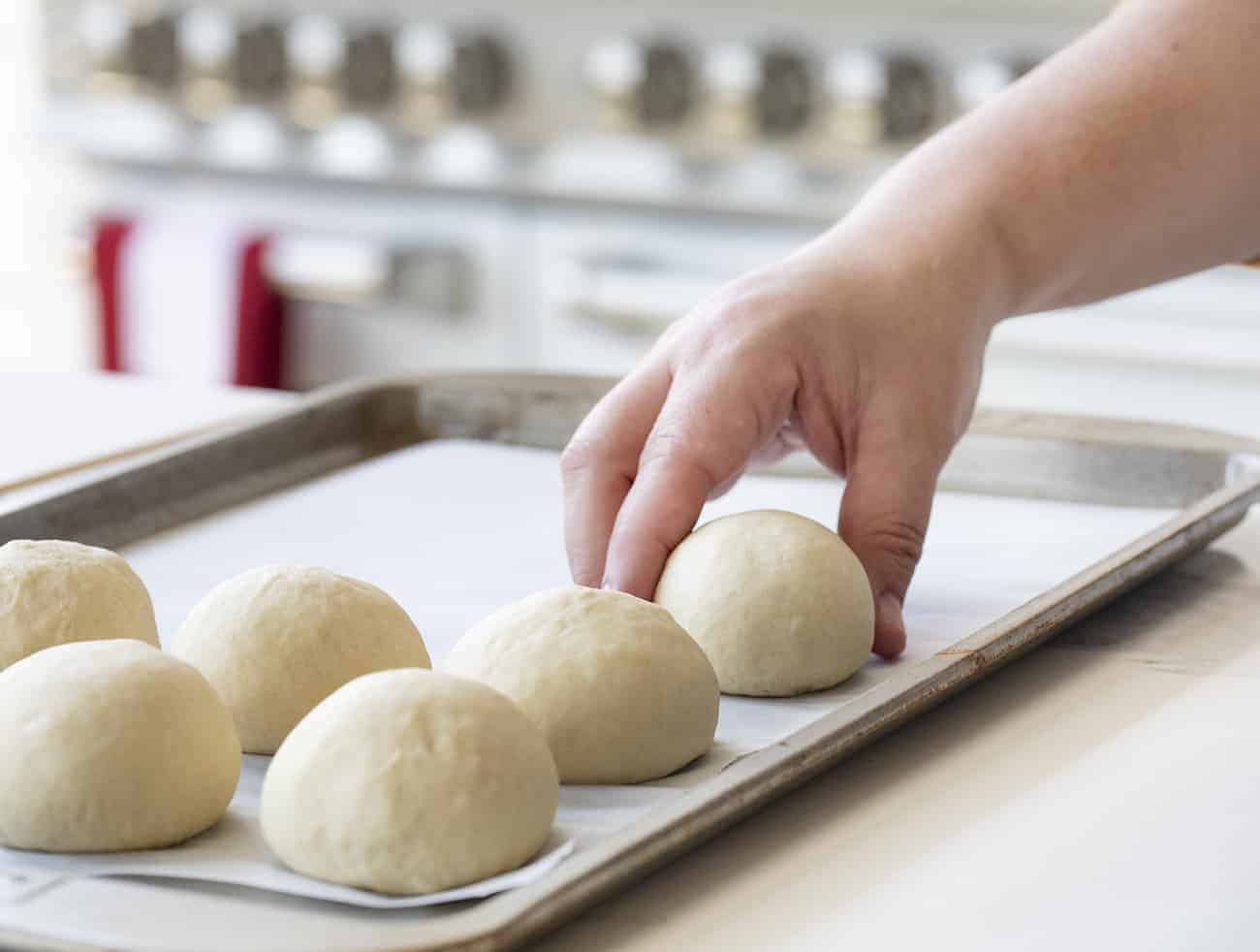 手下降形成的百吉饼球前冲在中间