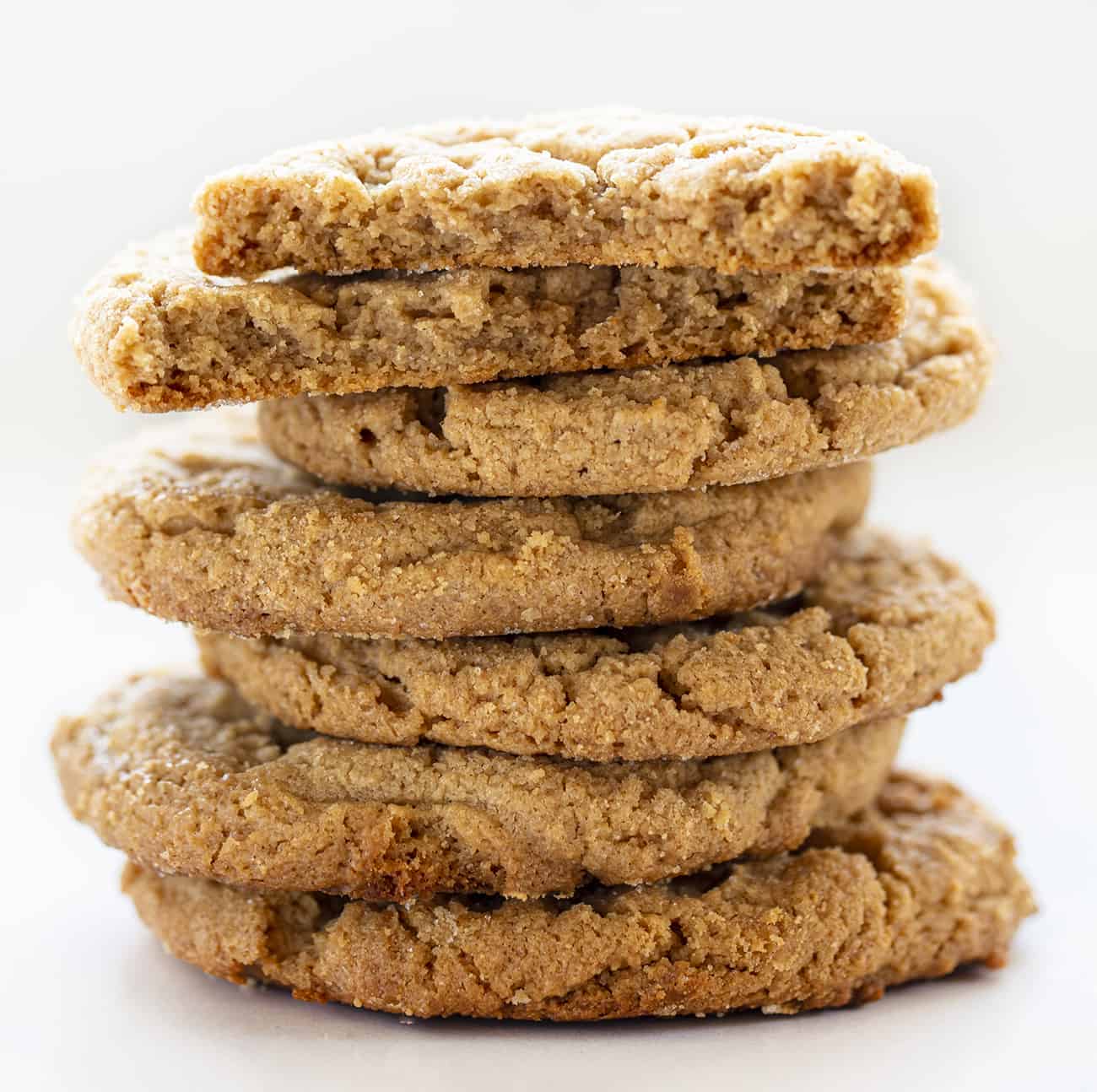 三个成分花生酱饼干堆放和一个饼干碎了一半