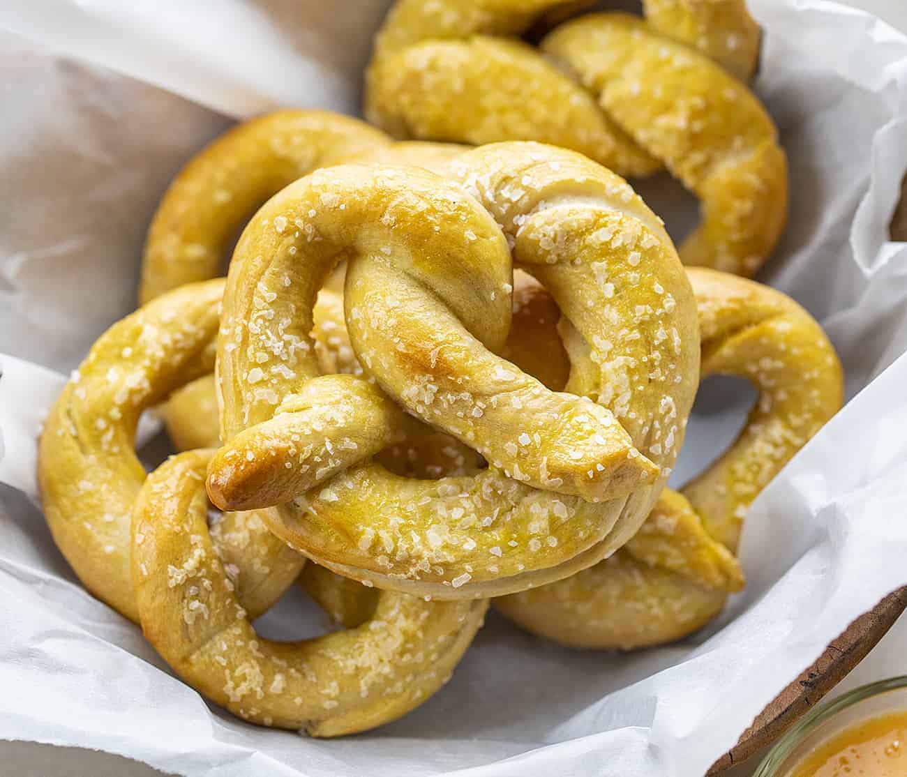 撒上盐的篮子里的酸面团椒盐卷饼