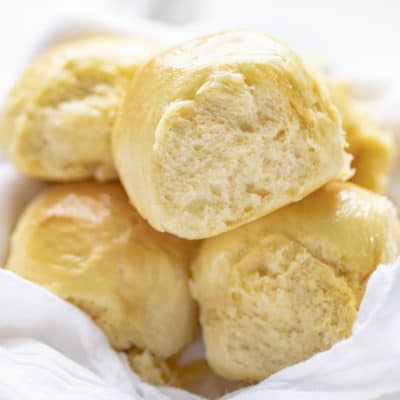 堆在面包碗里的夏威夷卷。夏威夷卷，卷，面包，晚餐卷，甜卷，配菜，圣诞菜单，节日菜单，节日烘焙，iambaker，我是面包师，烘焙博客