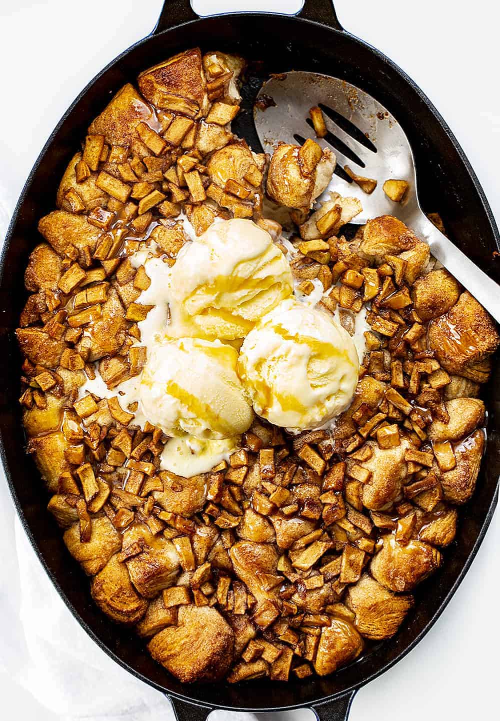 俯视图煎锅苹果馅饼面包与勺子和冰淇淋