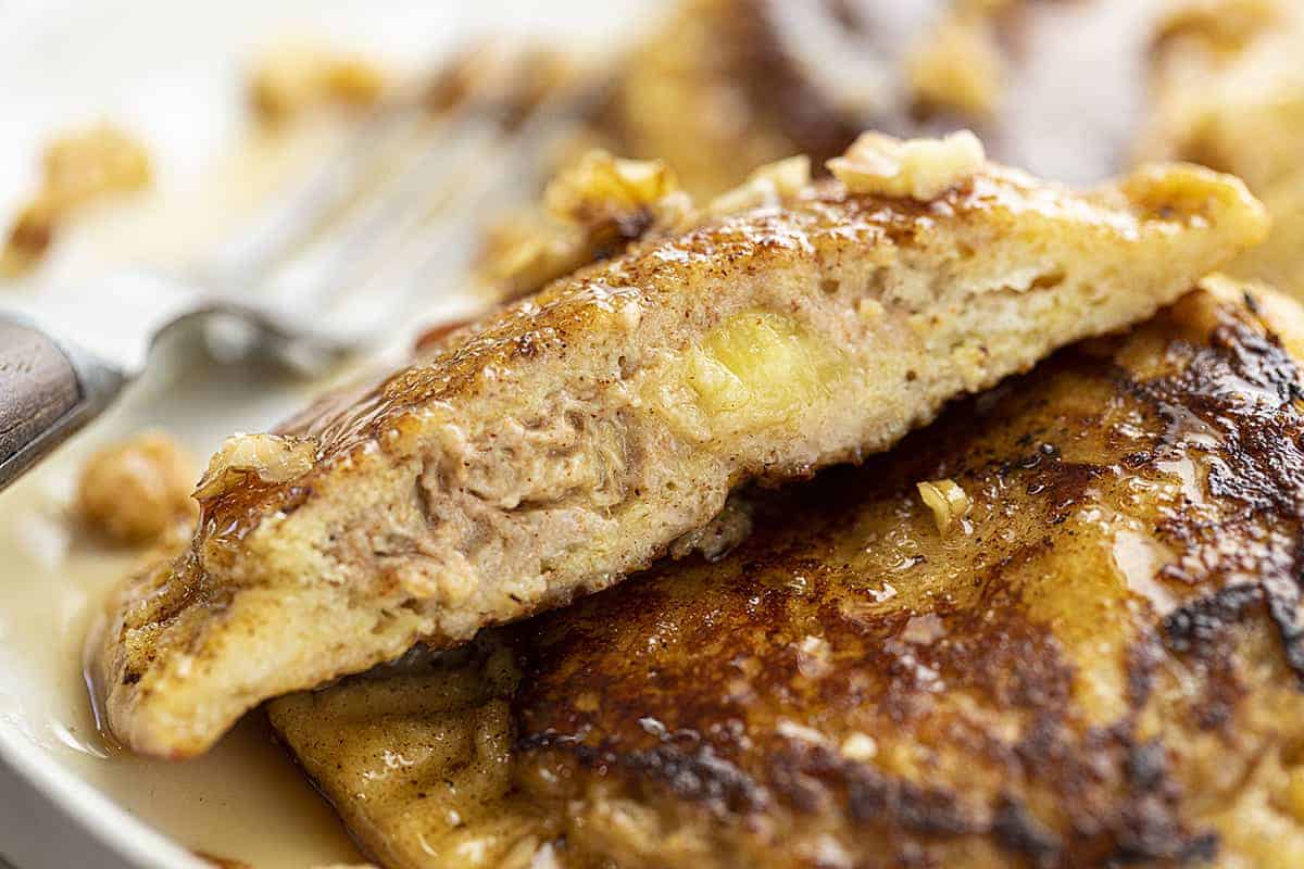 非常接近的香蕉面包内部的法式吐司袋覆盖着糖浆