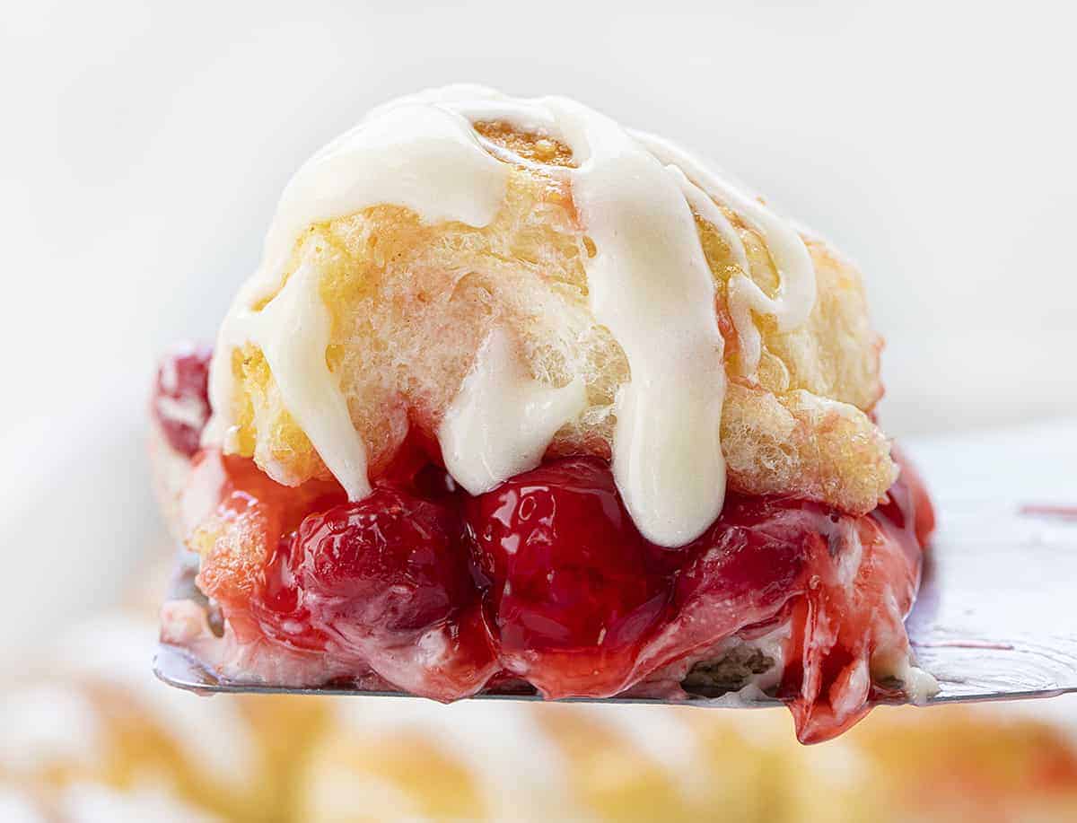 一个樱桃芝士蛋糕滑块，放在刚烤好的抹刀上