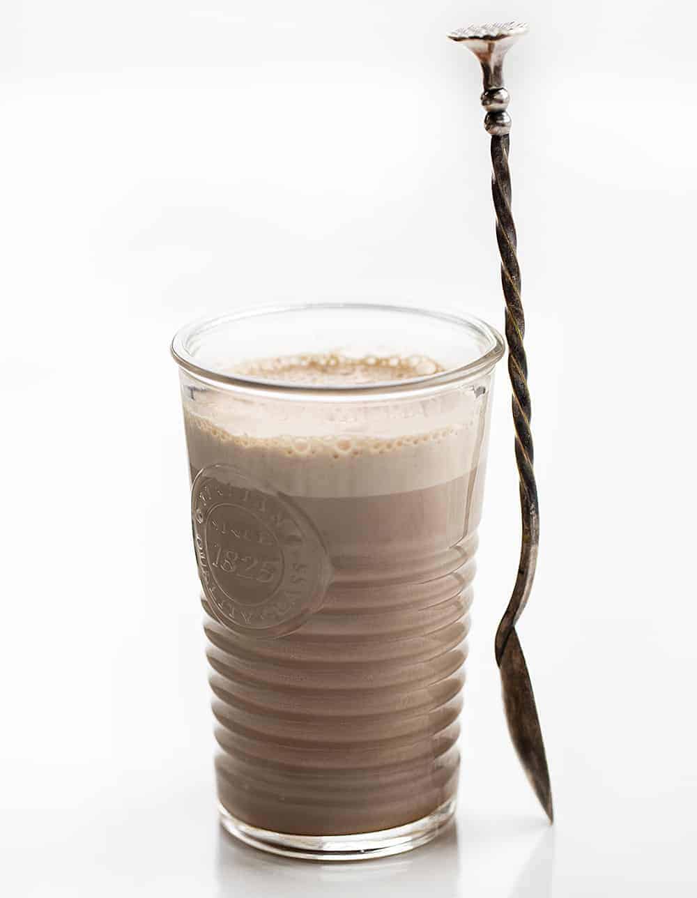 一杯巧克力奶粉牛奶和勺子