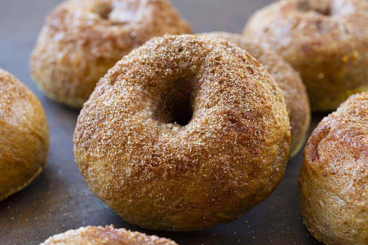 近距离的肉桂糖百吉饼在黑暗的表面