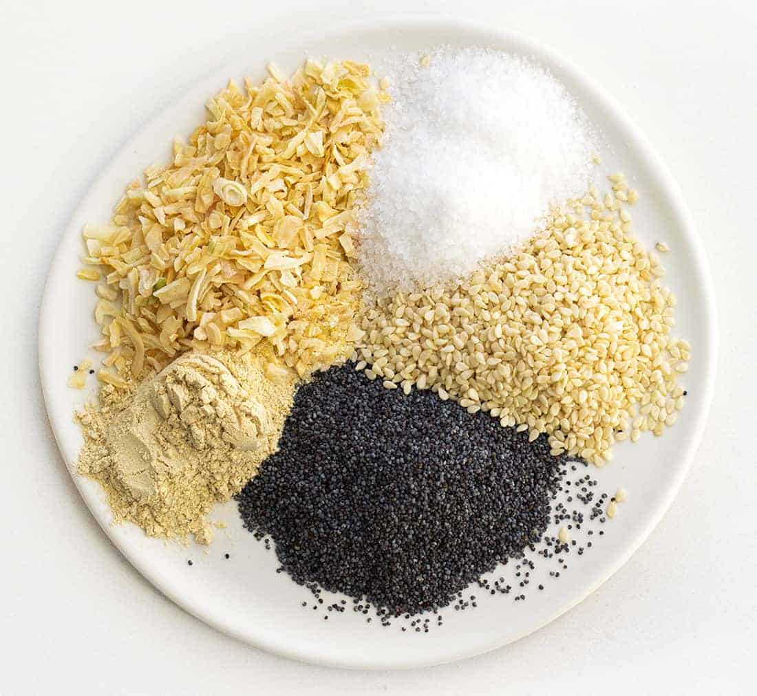 所有调味料——一切但百吉饼调味配方在盘子里