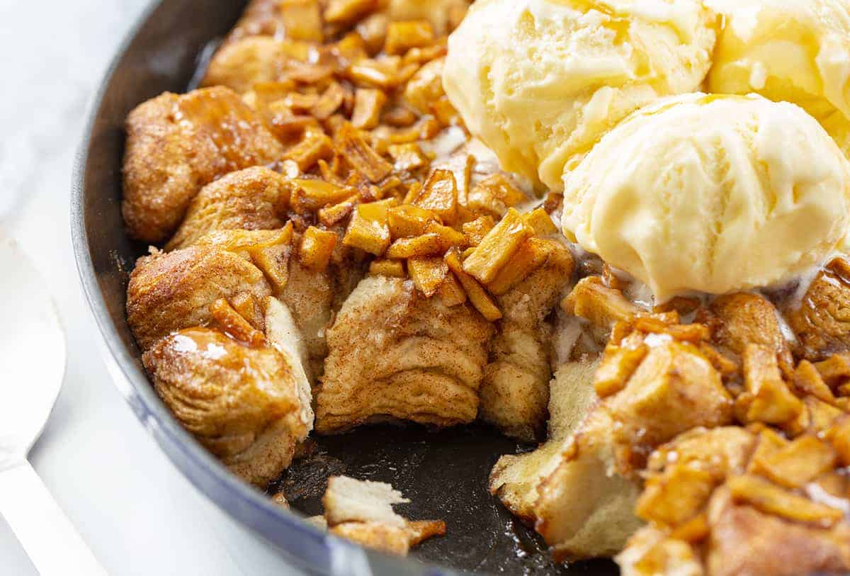 显示内部纹理的煎锅苹果馅饼