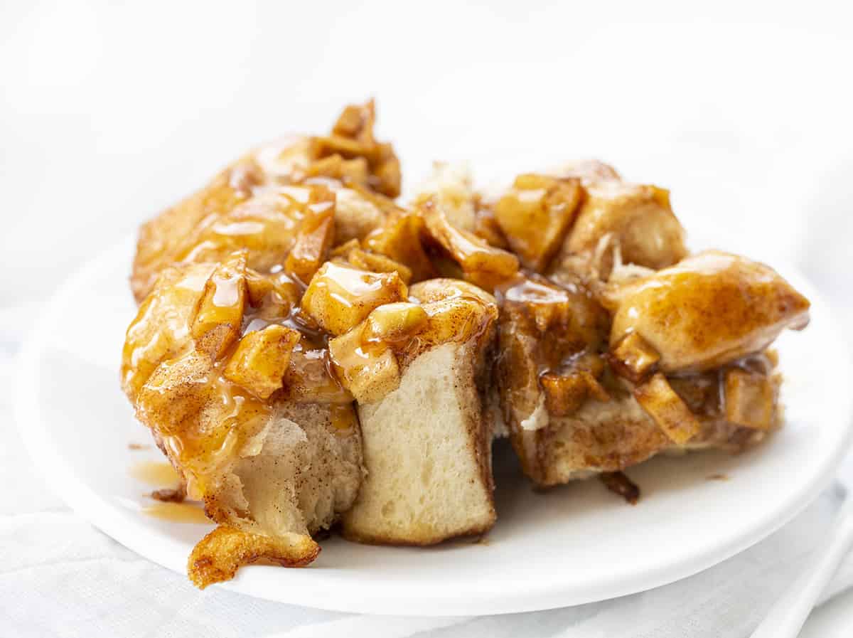 白色盘子，白色叉子，煎苹果面包片