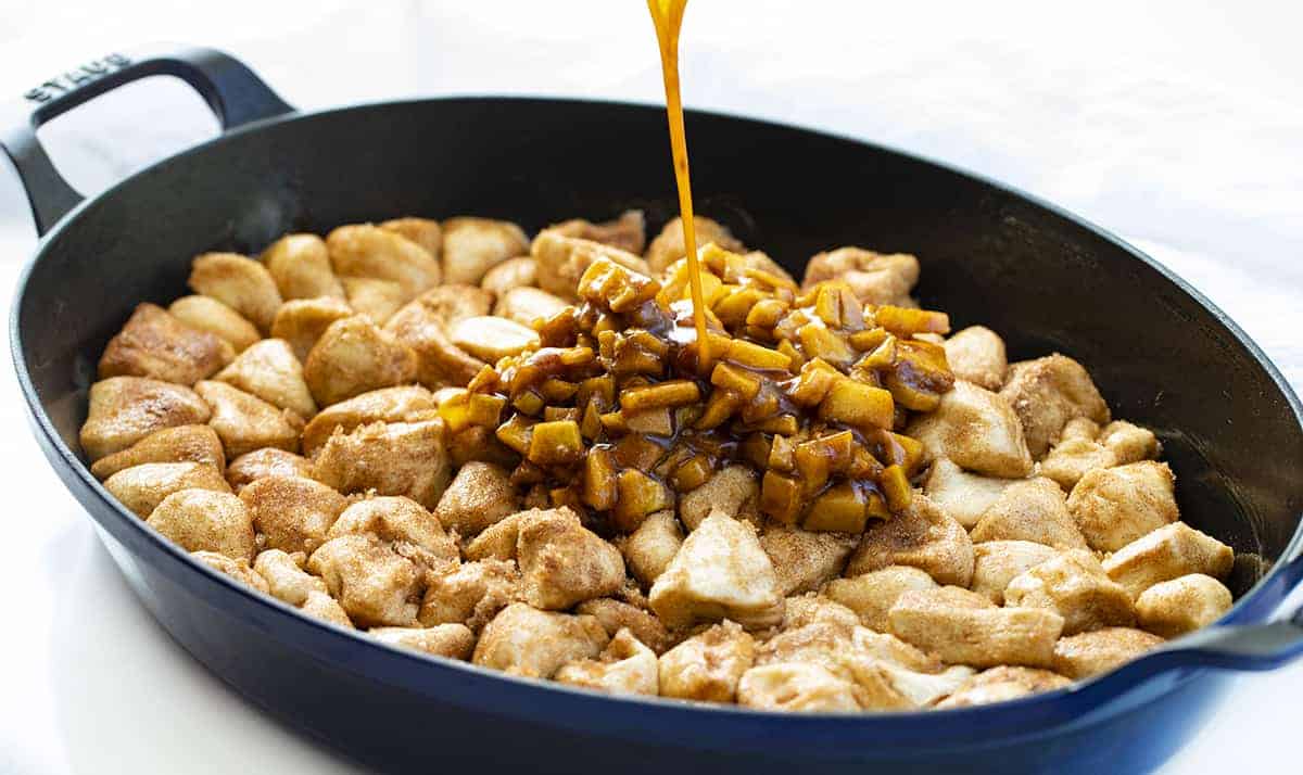 在面包上淋上苹果酱，煎苹果馅饼