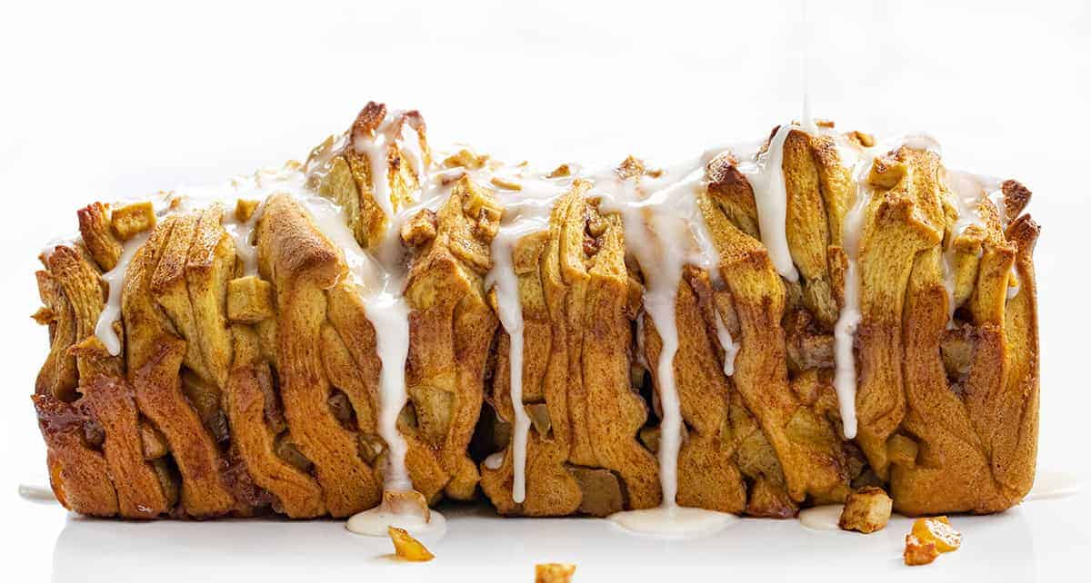 苹果的侧面撕开面包与釉滴下来