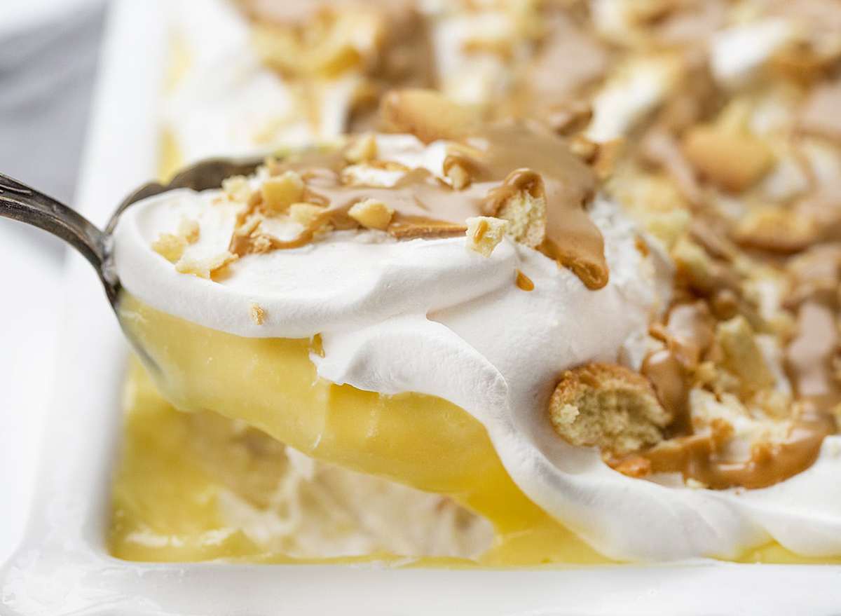 勺子捡一片混乱的香蕉布丁甜点