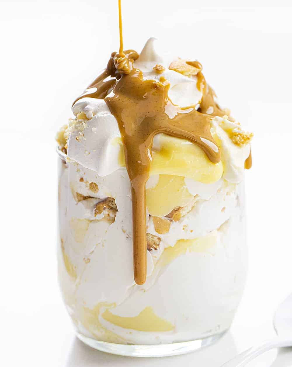 细雨花生酱在香蕉布丁甜点