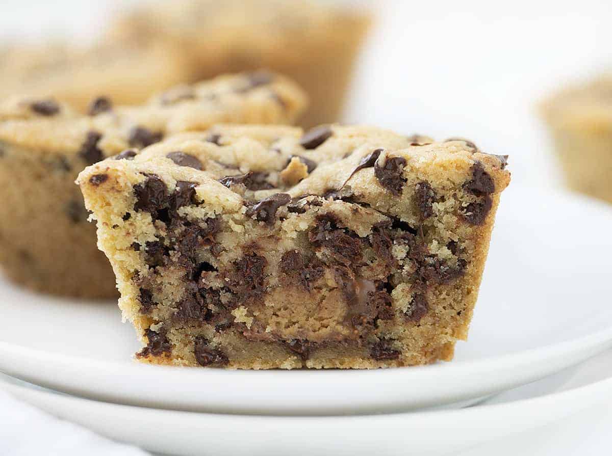 里面的巧克力曲奇塞满了迷你里斯的花生酱杯