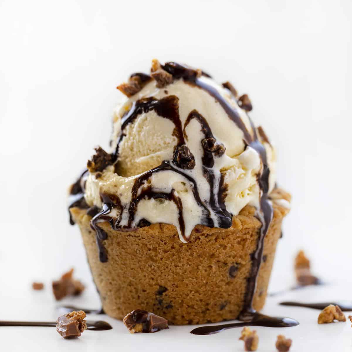 巧克力曲奇杯里斯的花生奶油杯热软糖在白色表面往下滴