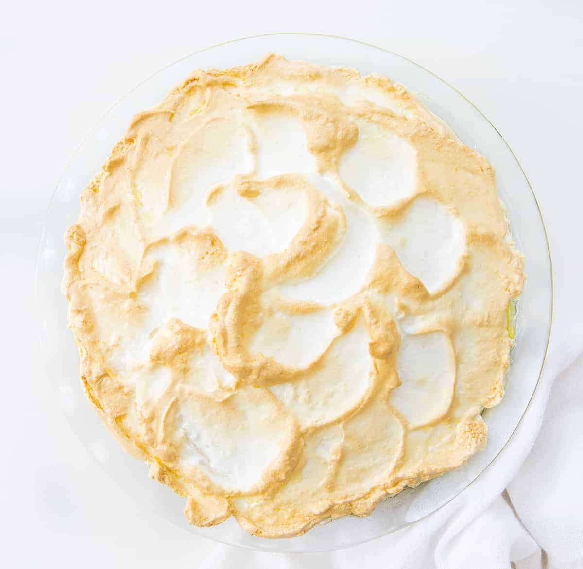 头顶上是柠檬蛋白派，蛋白派略黄