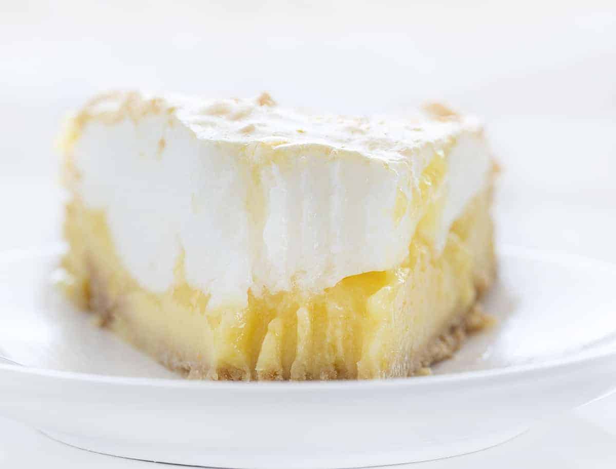 一片柠檬蛋白派，用叉子咬掉一口