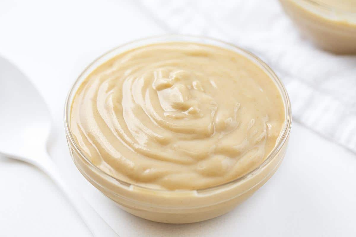 玻璃碗自制花生酱布丁和白勺