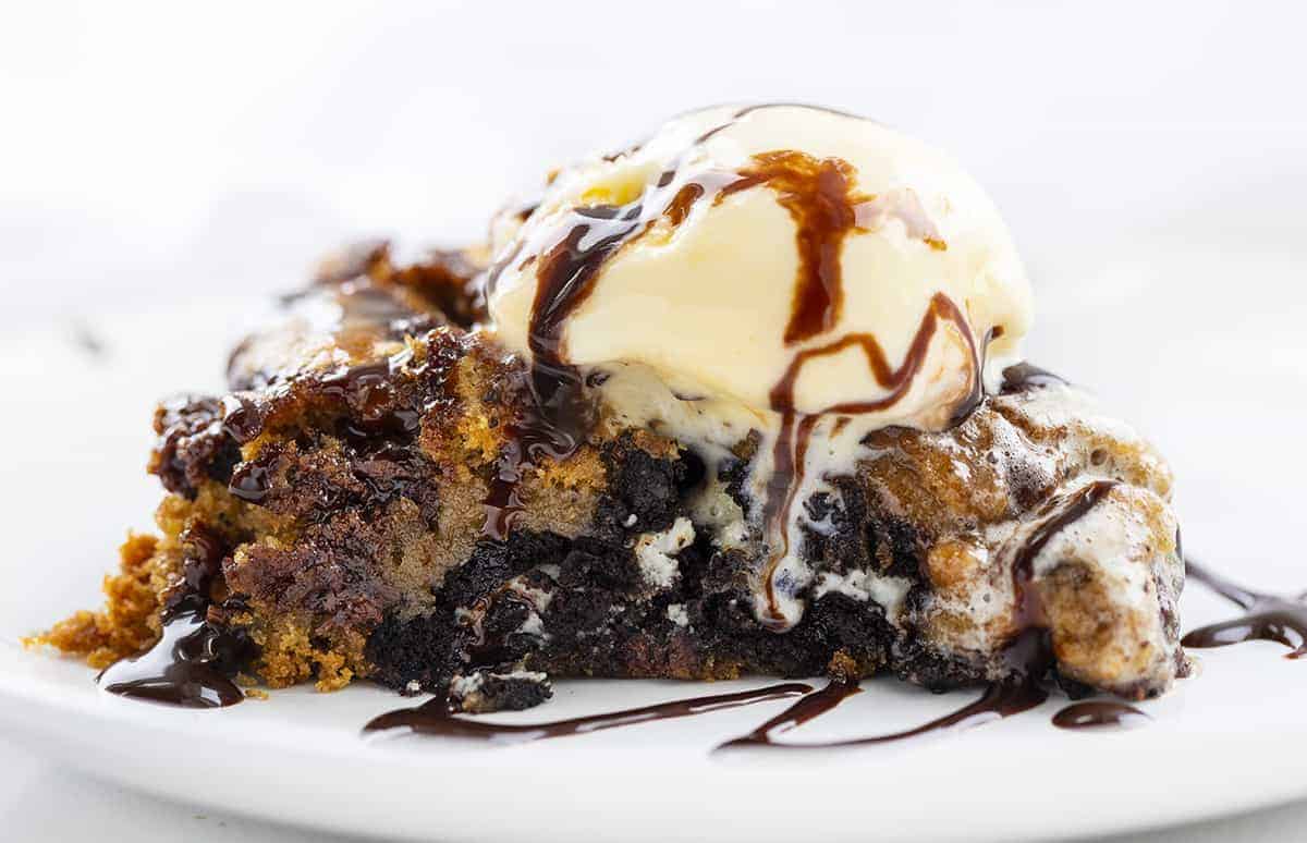 一块饼干，上面有融化的冰淇淋