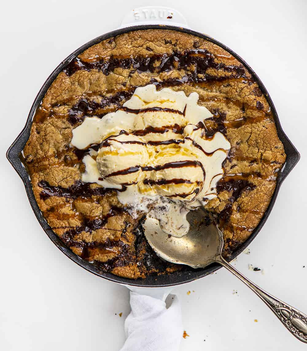 头顶的煎锅巧克力饼干，冰淇淋和勺子