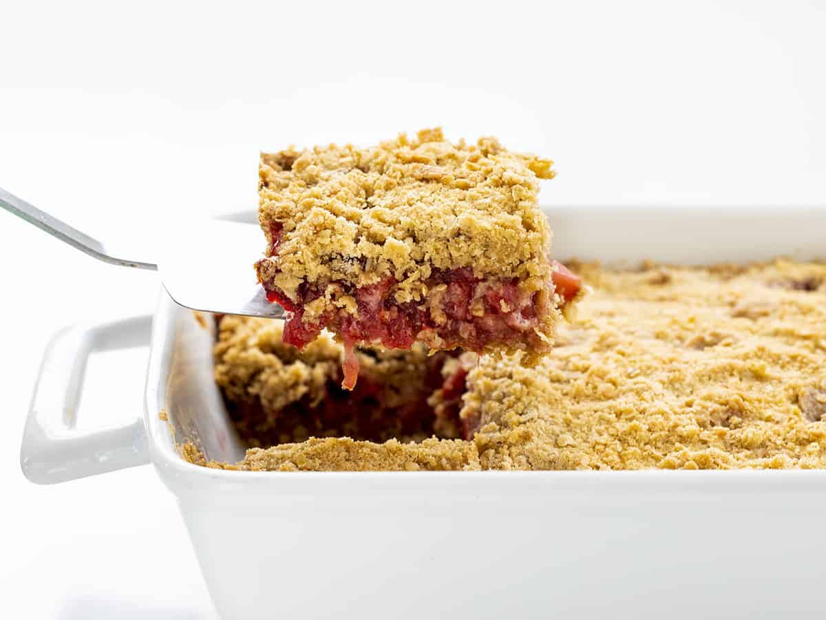 抹刀举起一块草莓脆从锅里被删除gydF4y2Ba