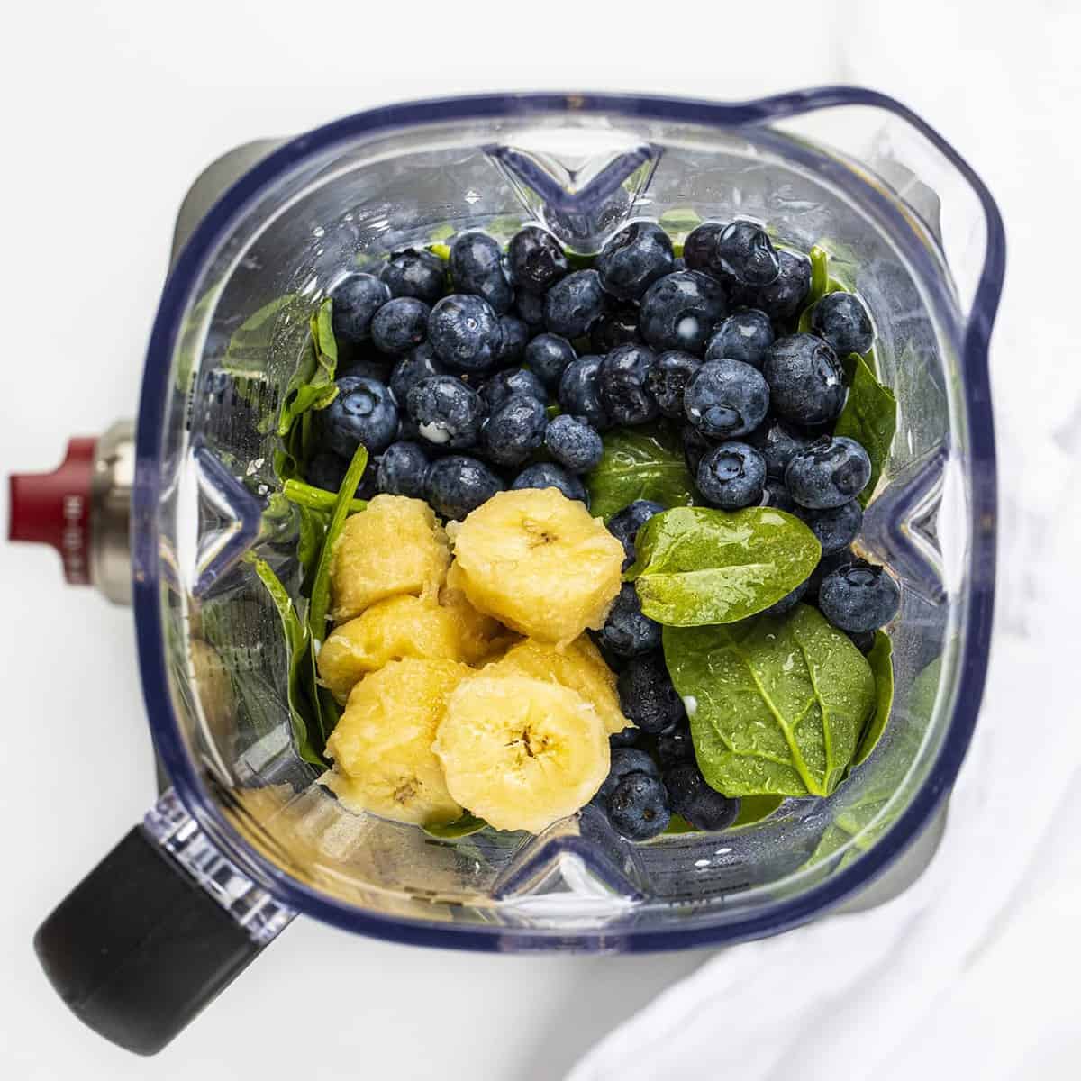 蓝莓菠菜早餐奶昔原料搅拌机