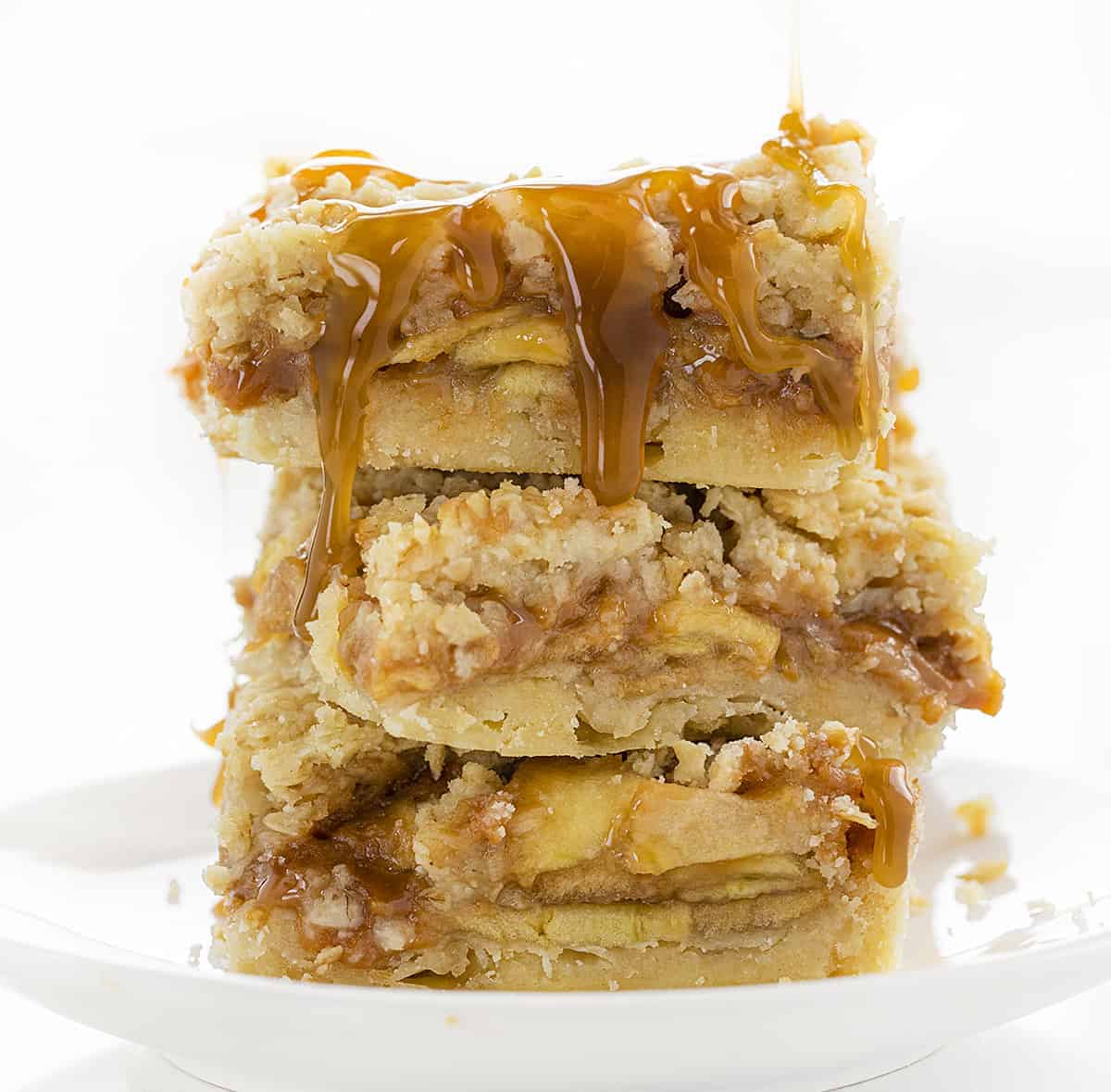 白色盘子上的一叠燕麦焦糖苹果棒