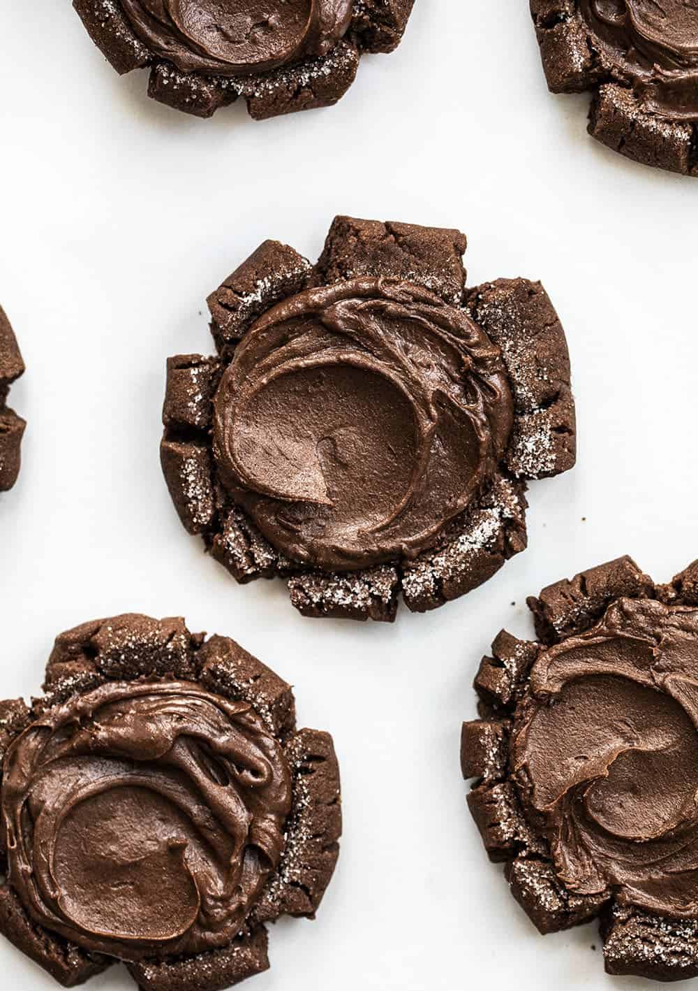 头顶图像巧克力糖饼干与巧克力糖霜在白色表面