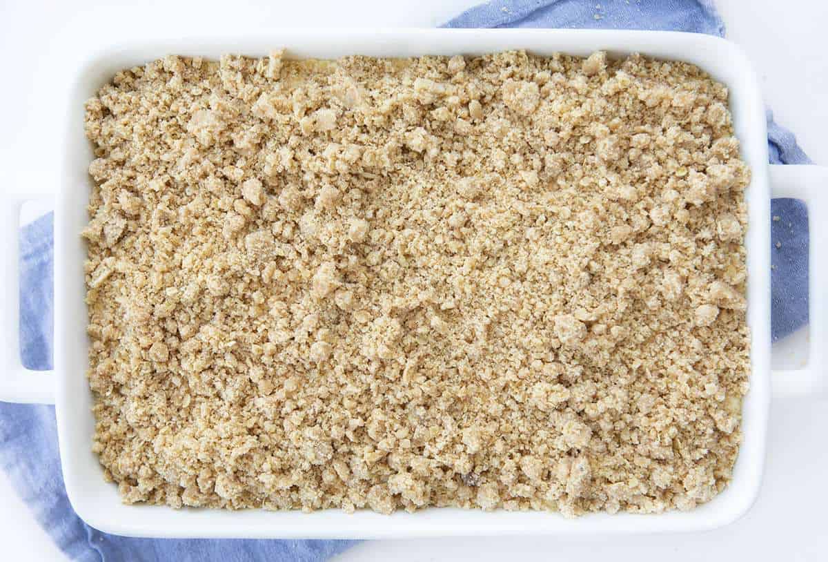 顶视图的苹果在白色奶油芝士棒砂锅锅下面用蓝色餐巾