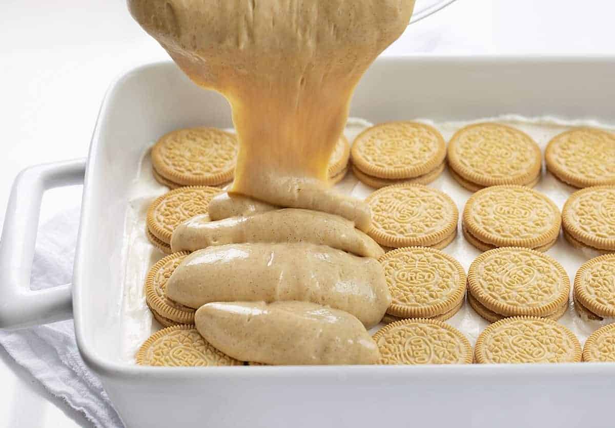 把肉桂香草布丁倒在金色奥利奥上做甜点