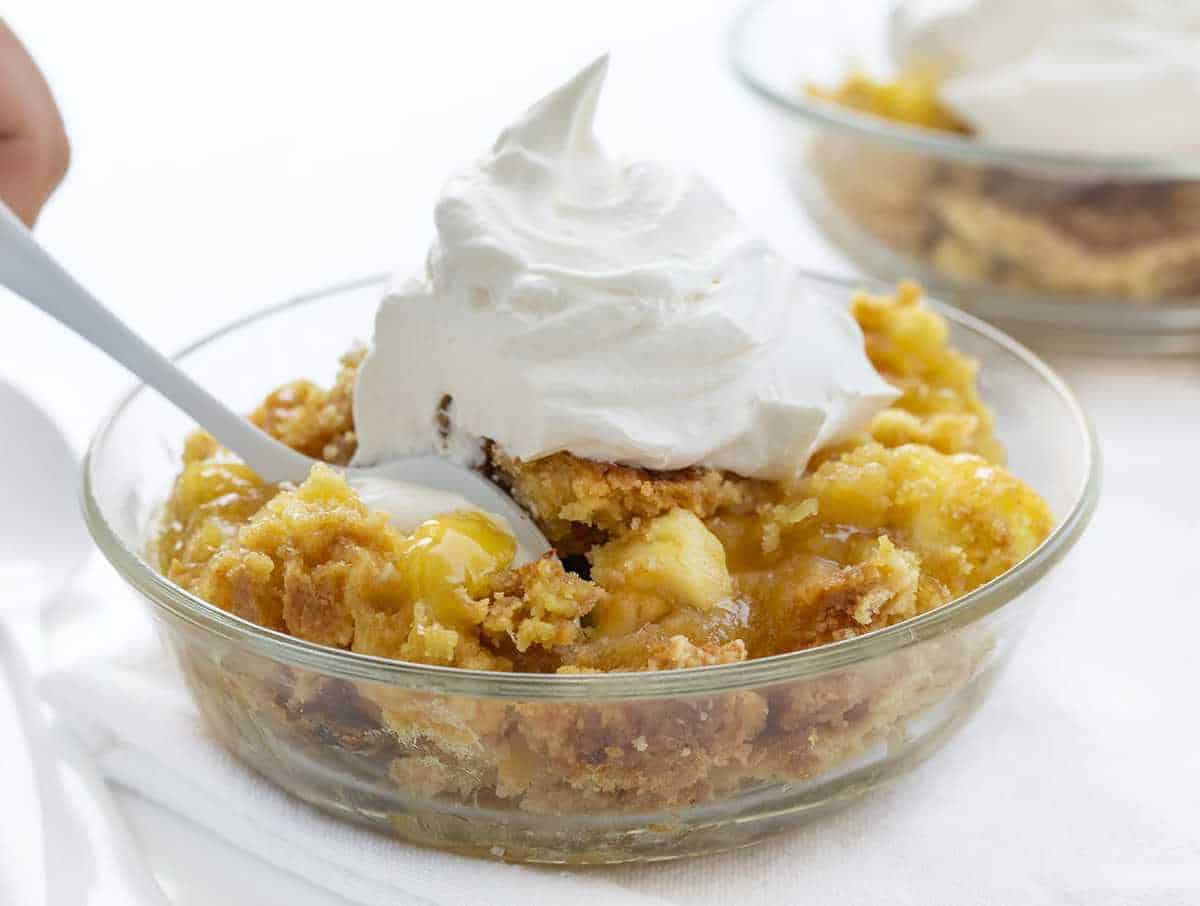 用勺子咬一口柠檬奶油奶酪蛋糕，在碗中加入鲜奶油