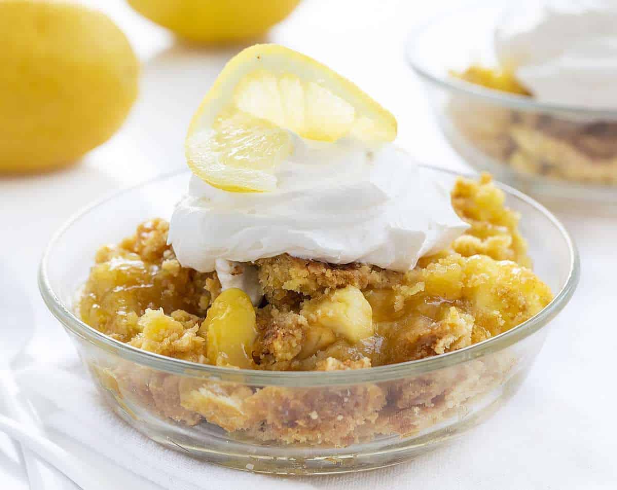 一碗柠檬奶油奶酪蛋糕，上面加奶油和柠檬片