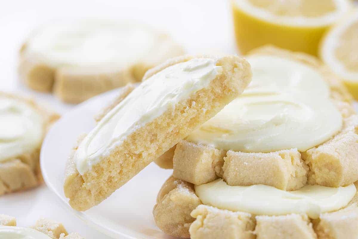 破碎的柠檬糖饼干靠在一堆饼干